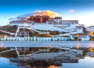 Cung điện Potala trung tâm của Phật Giáo khi đi du lịch Tây Tạng Cung điện Potala trung tâm của Phật Giáo khi đi du lịch Tây Tạng